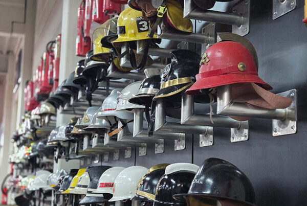 Helme der Feuerwehrgeschichte im Feuerwehrmuseum Bayern. Bild: Arian Bayer