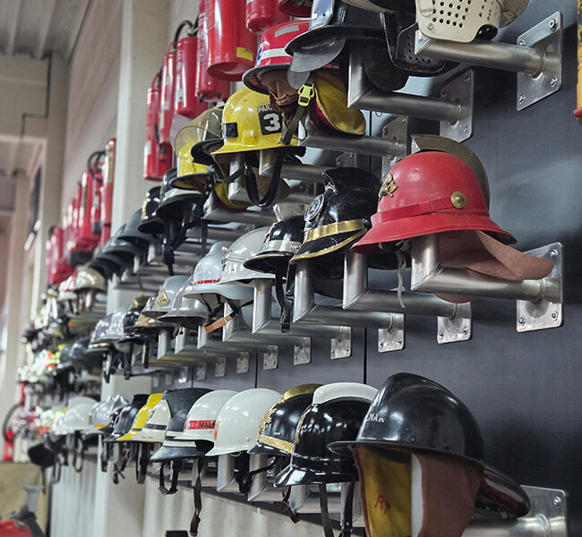 Helme der Feuerwehrgeschichte im Feuerwehrmuseum Bayern. Bild: Arian Bayer