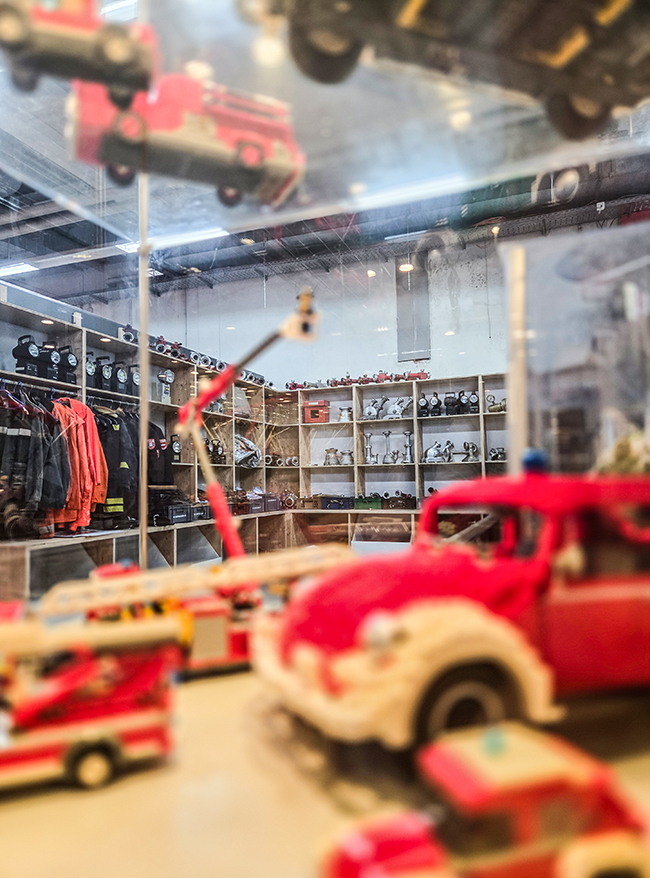 Eine Vitrine im Feuerwehrmuseum Bayern. Bild: Arian Bayer