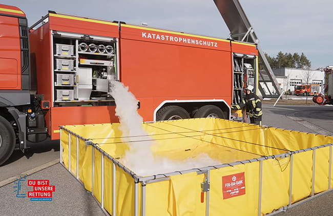 GTLF 4000 mit 11.300 Liter-Faltbehälter für Katastrophenschutzeinheiten Sachsen 1 GLTF Sachsen mit Geruestbehaelter3 s