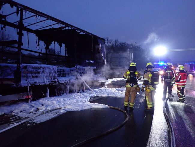 Geloeschter LKW Auflieger LKW Brand A93 Regensburg