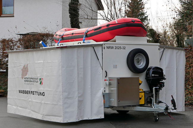 Geraeteanhaenger Stroemungs und Fliesswasserrettung offen mit Planen