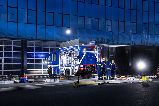Gerätekraftwagen THW vor Gebäude