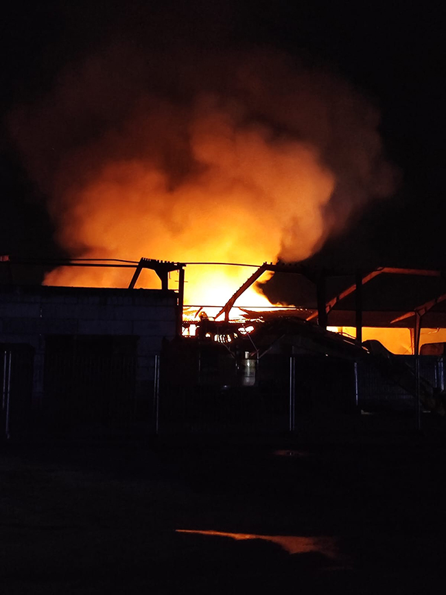 Dach stürzt ein. Bild: Feuerwehr Dörentrup