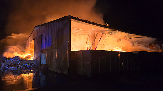 Vollbrand Lagerhalle Bild: Feuerwehr Dörentrup