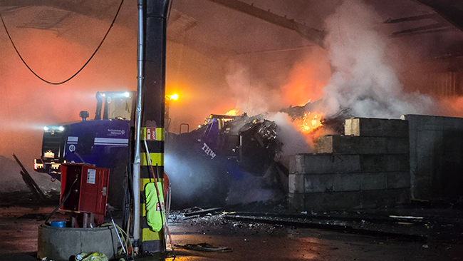 Großbrand in Wertstoffhalle im Industriegebiet Dörentrup-Humfeld
