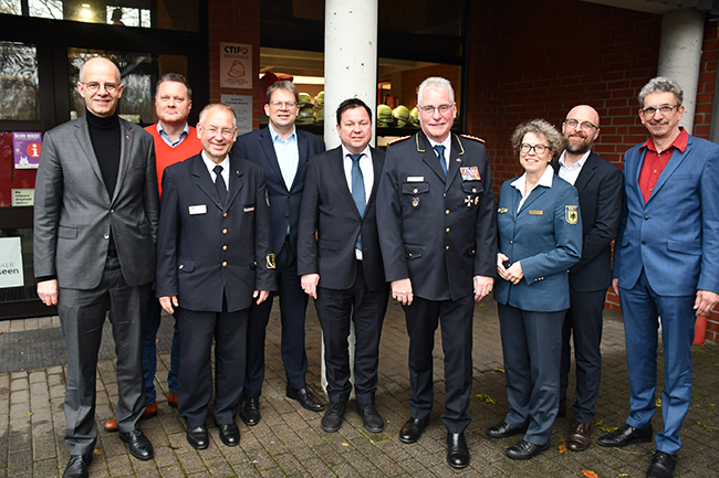 Neues Museum als Zentrum für Feuerwehren und THW 1 Gruppenbild Partner neues Museum 001s
