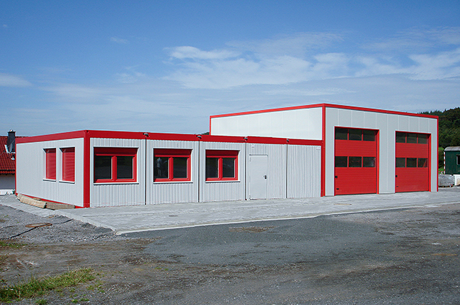 Advertorial: Fahrzeughallen für Feuerwehren und Rettungsdienste preiswert bauen in Systembauweise