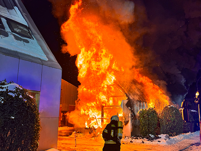 Feuerwehr Aurich: Gebäude nach Durchzündung vollständig in Flammen 1 Hausbrand Feuerwehr Aurich