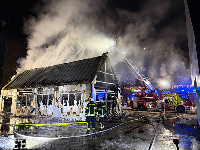 Feuerwehr Aurich: Gebäude nach Durchzündung vollständig in Flammen 2 Hausbrand Feuerwehr Aurich