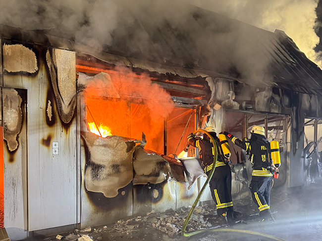 Feuerwehr Aurich: Gebäude nach Durchzündung vollständig in Flammen 3 Hausbrand Feuerwehr Aurich