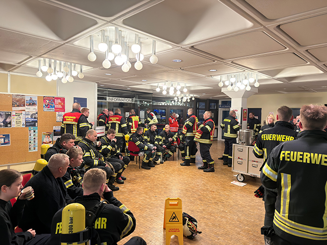 Feuerwehr Aurich: Gebäude nach Durchzündung vollständig in Flammen 4 Hausbrand Feuerwehr Aurich
