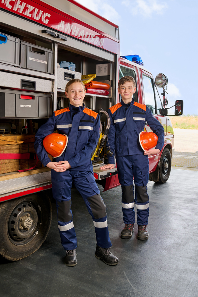 RETTmobil 2025: HB Protective Wear bringt neue Kollektion „HB-FeuerwehrHELDEN“ für die Jugendfeuerwehr auf den Markt 2 Kollektion HB FeuerwehrHELDEN RETTmobil2025 1s