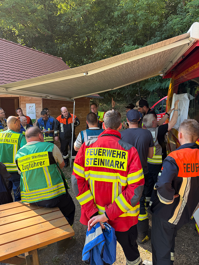 Vegetationsbrand bei Kreuzwertheim – Schneller Feuerwehreinsatz verhindert Ausbreitung auf den Waldbestand 1 Vegetationsbrand bei Kreuzwertheim