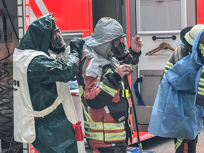 Feuerwehr Fachjournal 1 Gefahrstoffreaktion in Labor