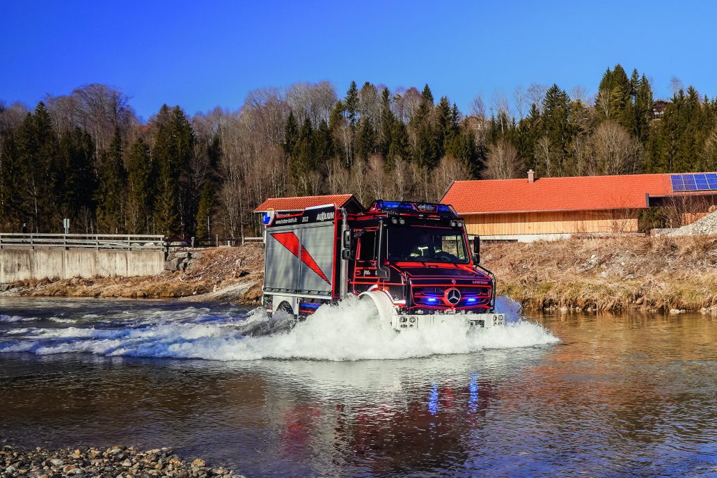 Das neue TLF 3000 Waldbrand auf Unimog U5023 mit Auxilium-Aufbau als Vorführ- fahrzeug mit schwarzer Beklebung.