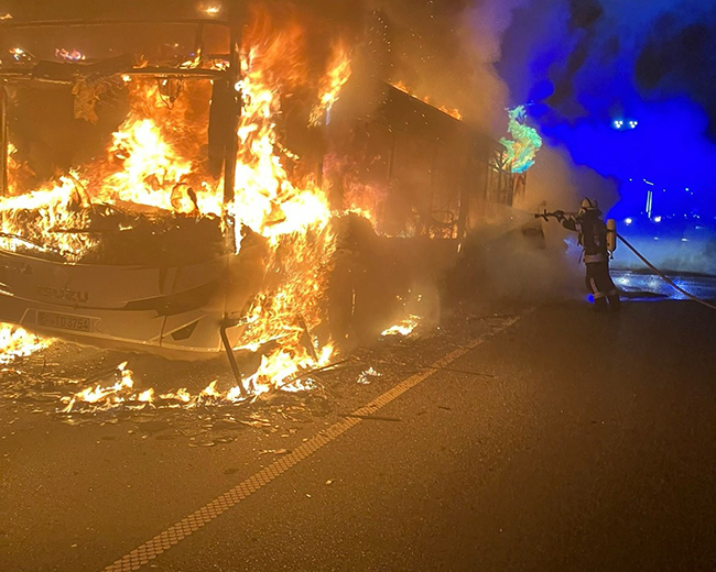 Linienbusvollbrand auf B455 1s