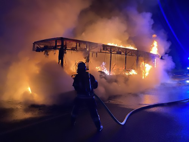 Linienbusvollbrand auf B455