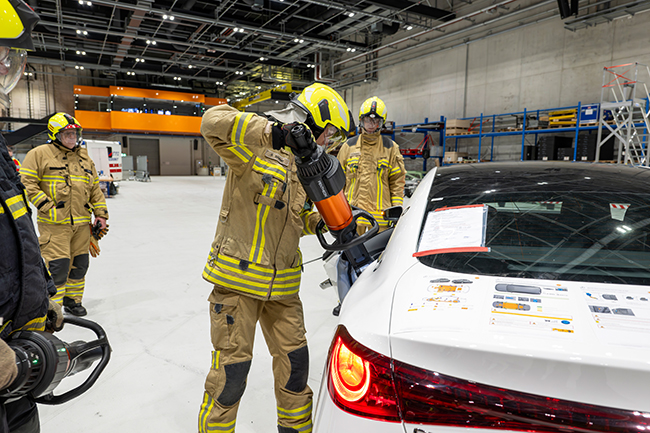 MB4Rescue - Trainingspartnerschaft Mercedes-Benz mit Feuerwehren 1 MB4Rescue - Rettungs-Spreitzer im Einsatz