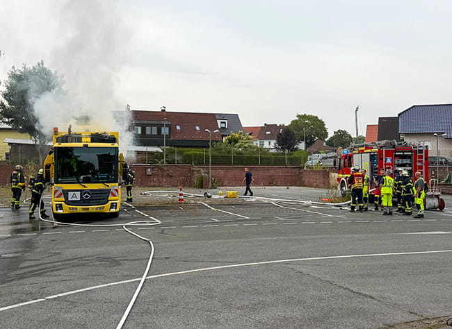 Feuerwehr Fachjournal 1 Brennender Müllwagen fährt zur Feuerwehr