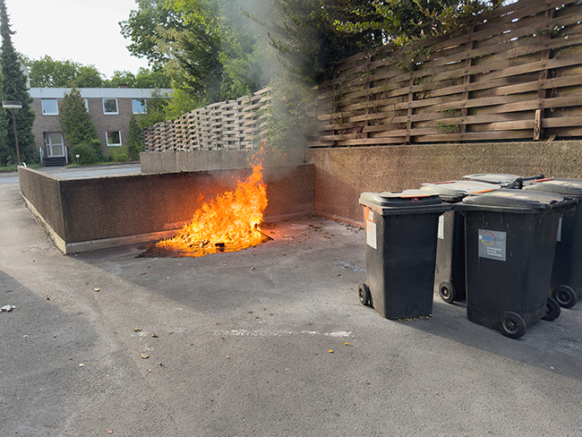 Abfallcontainer war wieder Opfer von Brand an berüchtigter Stelle 3 Abfallcontainer brennt