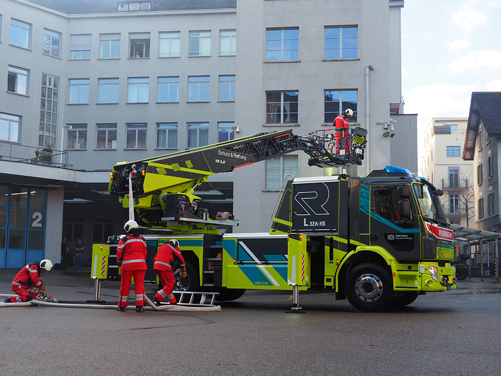 Schutz & Rettung Zürich nimmt weltweit erste E-Autodrehleiter in Betrieb