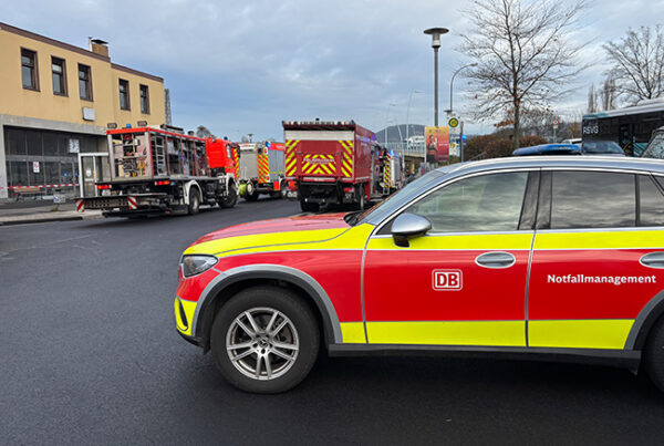 Person unter Zug eingeklemmt - erfolgreiche Rettung im Bahnhof Bad Honnef