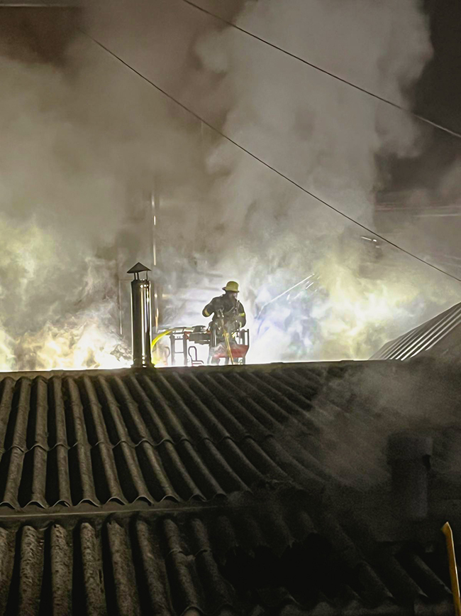 Pforzheim Brand Lackiererei Drehleitereinsatz 3