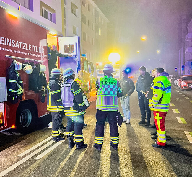 Großbrand in Werkstatt: Feuerwehr Pforzheim im nächtlichen Großeinsatz 4 Pforzheim Brand Lackiererei Lagebesprechung 1s