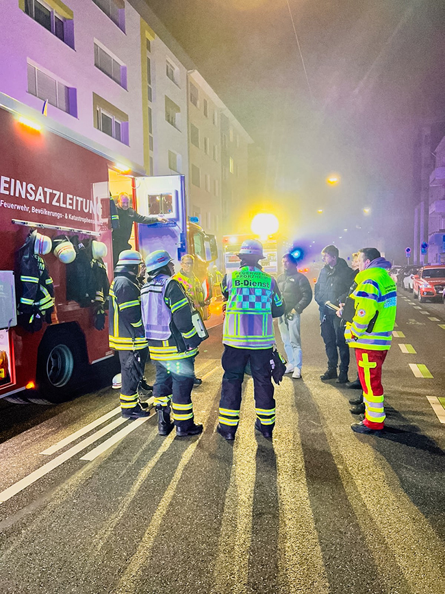 Großbrand in Werkstatt: Feuerwehr Pforzheim im nächtlichen Großeinsatz