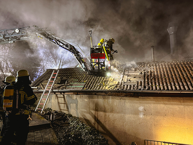 Pforzheim Brand Lackiererei Oeffnung der Dachhaut 2s