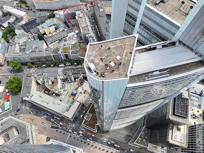 Rekordhöhenrettung in Frankfurt: Zwei Fassadenreiniger aus 240 Metern Höhe evakuiert 1 SRHT FW Frankfurt 1s