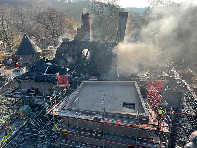 Brand im Herrenhaus am Schloss Hardenberg 4 Schloss Hardenberg Brand 251121 04s
