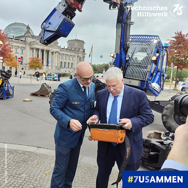 MdB trifft THW - Remscheider Schreitbagger in Berlin vorgestellt 1 MdB trifft THW