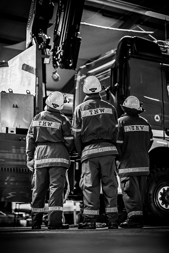 Vor Ort waren das THW für die Schwerarbeit mit Kranwagen