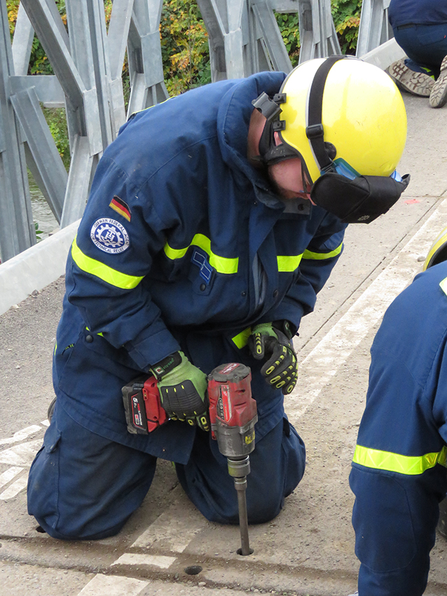 Flutkatastrophe Ahrweiler - THW baut Behelfsbrücke ab 1 Flutkatastrophe Ahrweiler: Brückenabbau