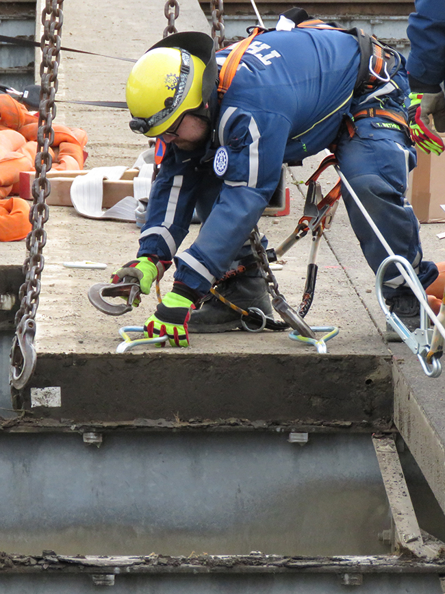 Flutkatastrophe Ahrweiler - THW baut Behelfsbrücke ab 2 Flutkatastrophe Ahrweiler - Einsatz Behelfsbrückenabbau