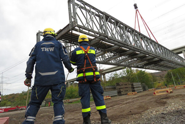 Flutkatastrophe Ahrweiler - Behelfsbrücke Mabey wird ausgehoben