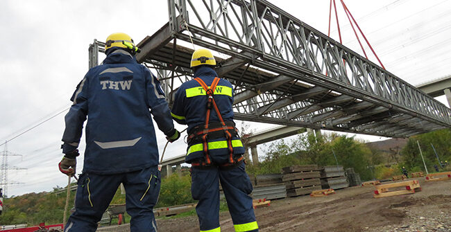 Flutkatastrophe Ahrweiler - Behelfsbrücke Mabey wird ausgehoben