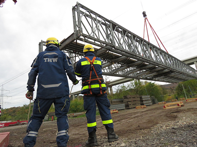 Flutkatastrophe Ahrweiler - THW baut Behelfsbrücke ab 3 Flutkatastrophe Ahrweiler - Behelfsbrücke Mabey wird ausgehoben