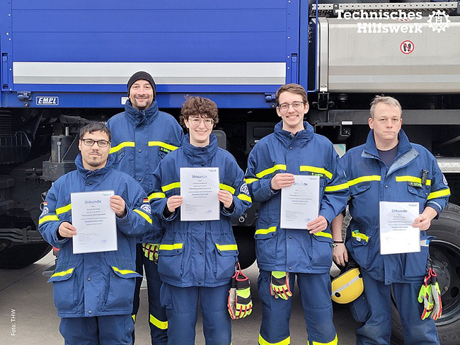 Flutkatastrophe Ahrweiler - THW baut Behelfsbrücke ab 7 Neue Einsatzkräfte im Gruppenbild