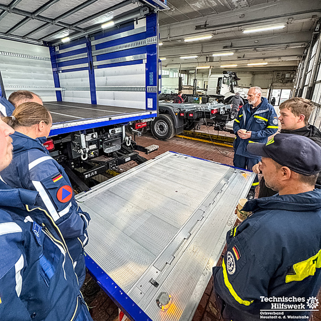 Flutkatastrophe Ahrweiler - THW baut Behelfsbrücke ab 5 Heckansicht