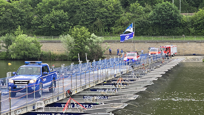 Übung zum Jubiläum: THW errichtet schwimmende Brücke 2 THW Hassmersheim 250607 1s