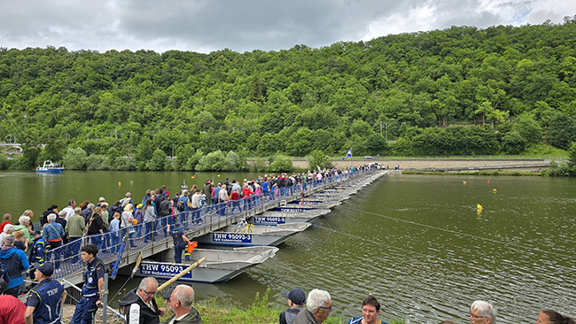 Übung zum Jubiläum: THW errichtet schwimmende Brücke 1 THW Hassmersheim 250607 2s
