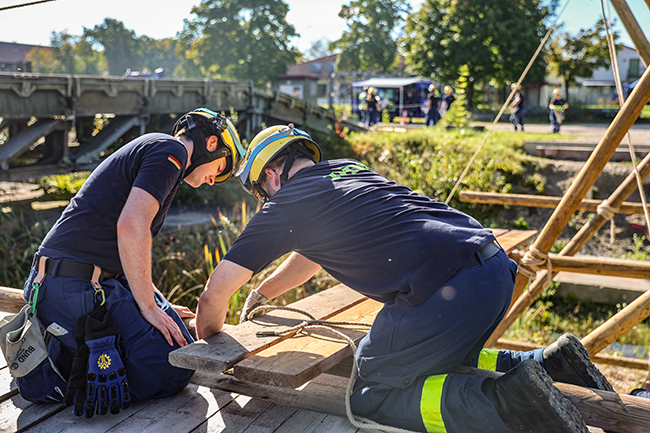 Zwei THW Kräfte bei der Übung Blaues Chamäleon
