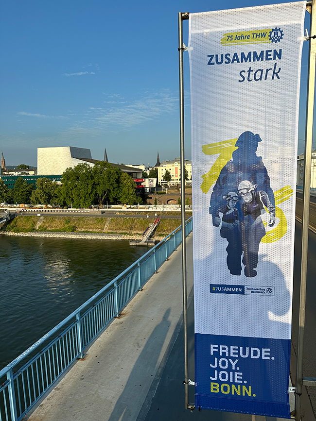 75. THW-Geburtstag färbt Bonn im August zum Jubiläum blau 2 THW blau kennedybruecke s