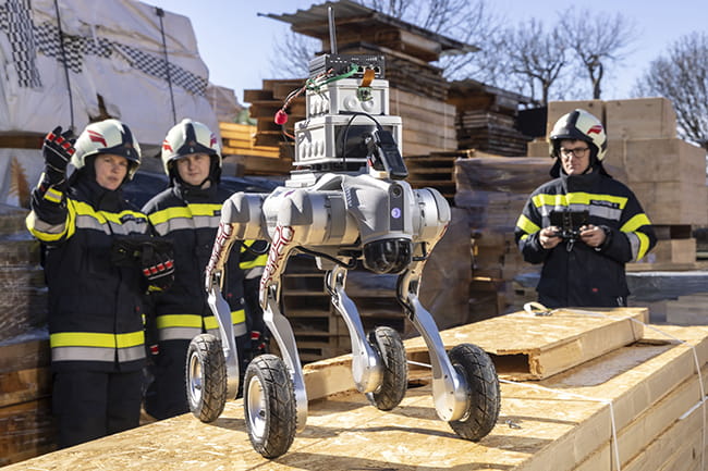 Spürroboter auf vier Beinen für sichere Feuerwehreinsätze 2 Spürroboter