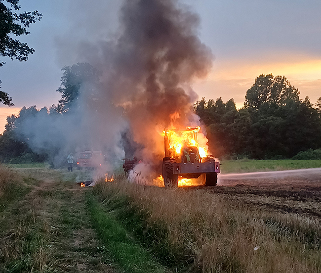 Traktorbrand in der Feldmark bei Schessinghausen 1 Der Löschangriff auf den Traktorbrand erfolgte aus mehreren Schaumrohren.