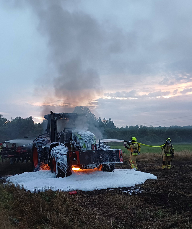 Traktorbrand in der Feldmark bei Schessinghausen 2 Am Dienstagabend gegen 20:10 Uhr wurden die Feuerwehren Schessinghausen, Husum und Groß Varlingen zu einem Traktorbrand in der Feldmark zwischen Schessinghausen und Langendamm alarmiert.