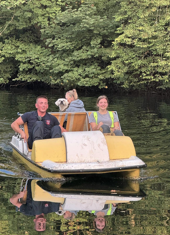 Tretboot 112-Einsatz: Feuerwehr rettet Labrador aus Steinbruch